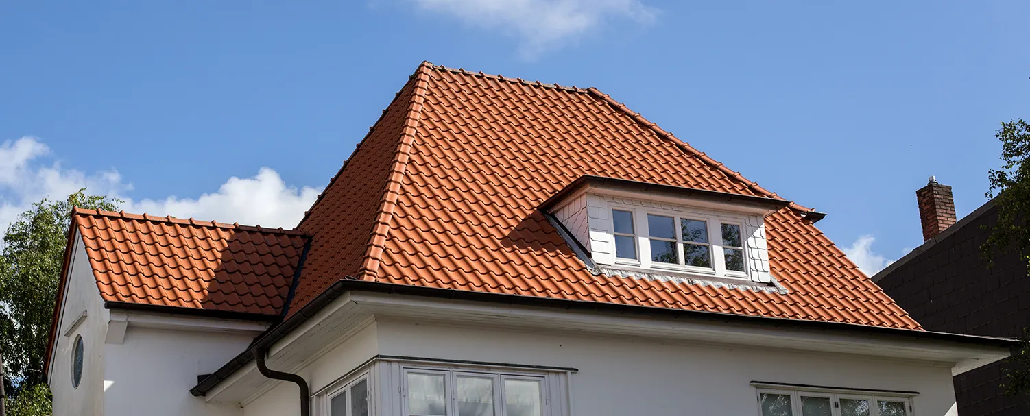 Dach des Hauses mit roten Ziegeln