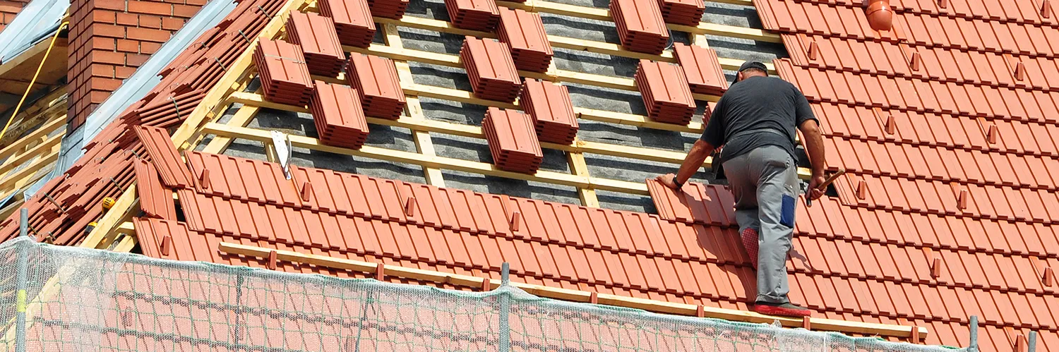 Dachdecker auf einem Spitzdach  