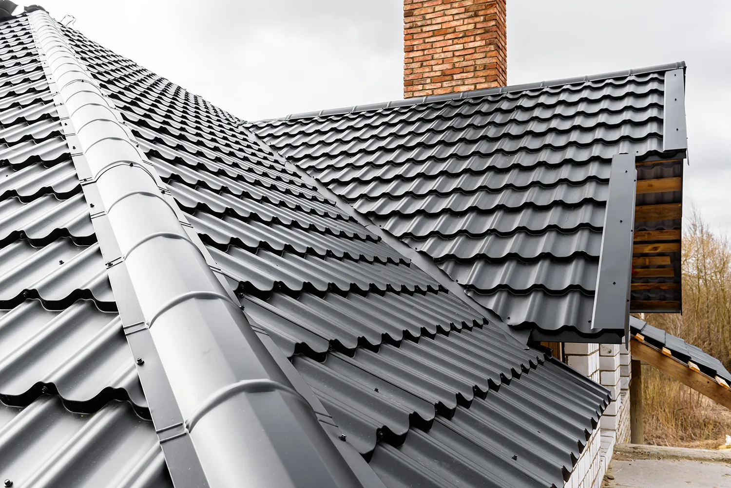 Bau des Daches des Hauses. Metallfliesen.